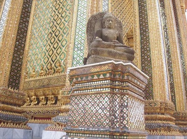 020-Статуя Будды у библиотеки- Монастырь Изумрудного Будды